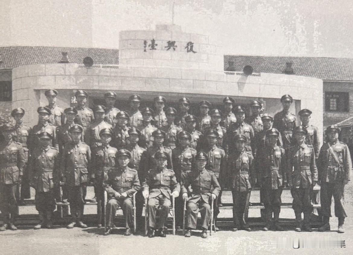 1947年7月10日，国民政府中央训练团各班举行典礼，白崇禧（前排左）与陈诚（前