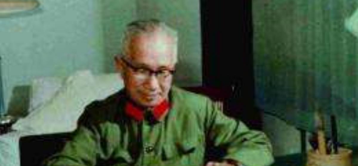 1942年，日伪军一师长派人给粟裕送了一包烟。粟裕不解，以为是敌人送礼，便饶有兴