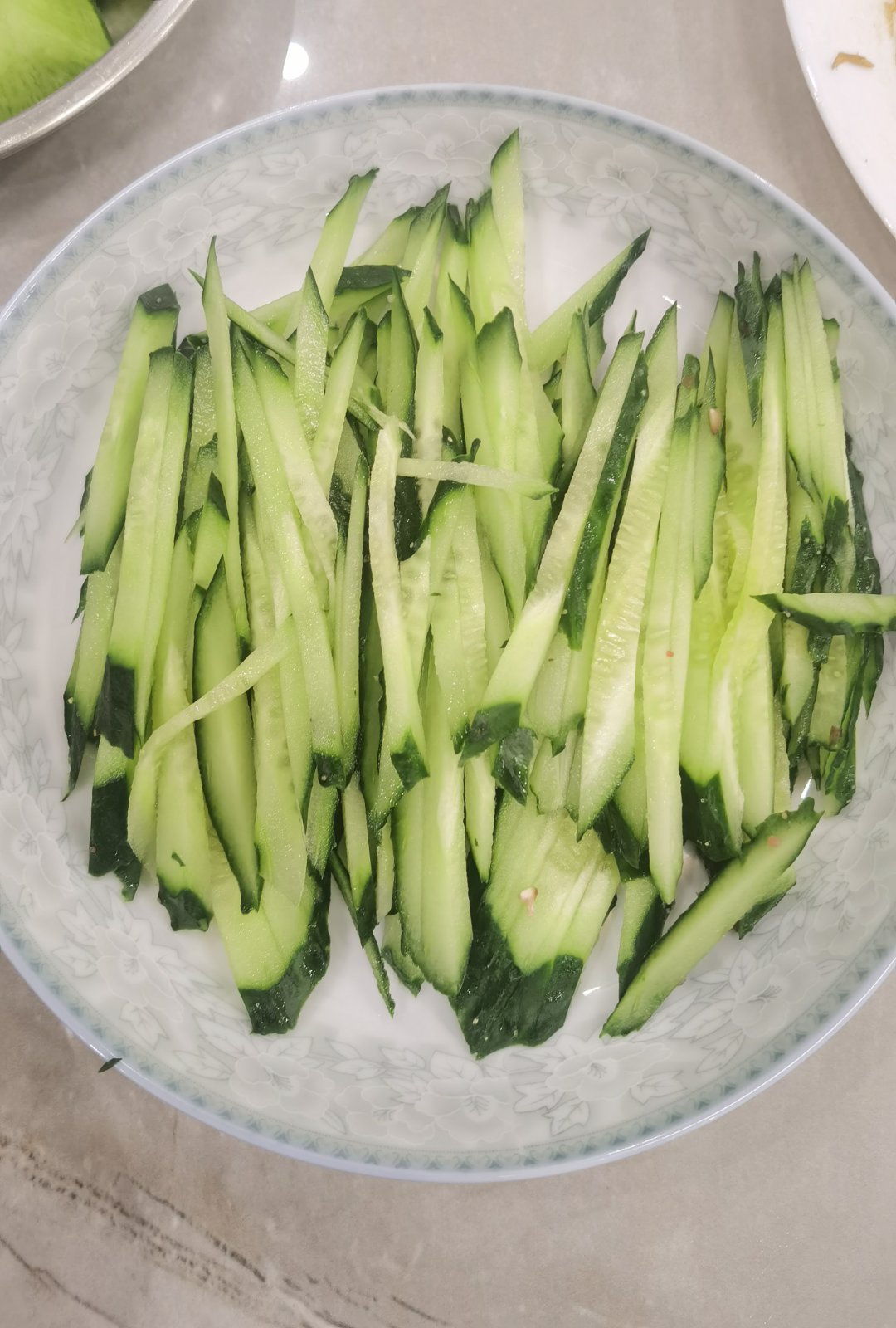 太赶落了，还是面条，炸酱的肉切的大小不一，黄瓜丝也切成黄瓜条了