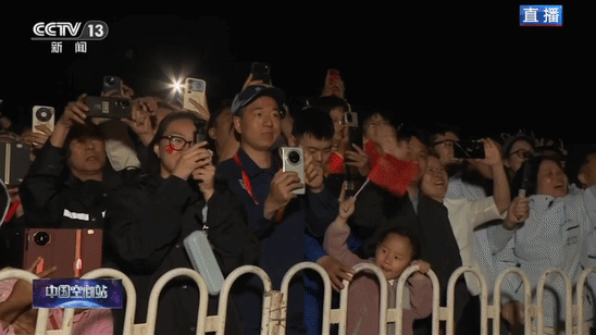 小米来看看，这清一色的华为手机……看神舟二十三号发射，直播画面扫向前来观看的观