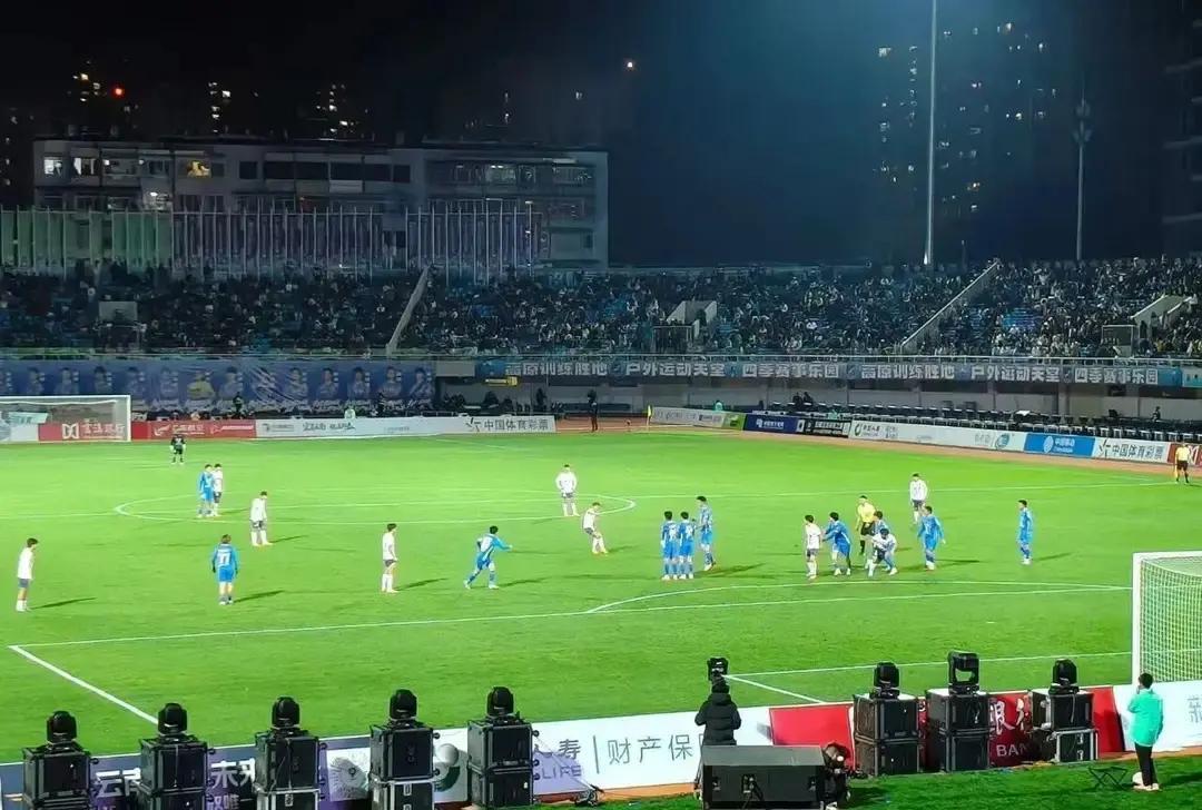 全场只喊客队名，昆明人疯了？不是疯，是滇超。昨晚昆明打昭通，0:2落后时，