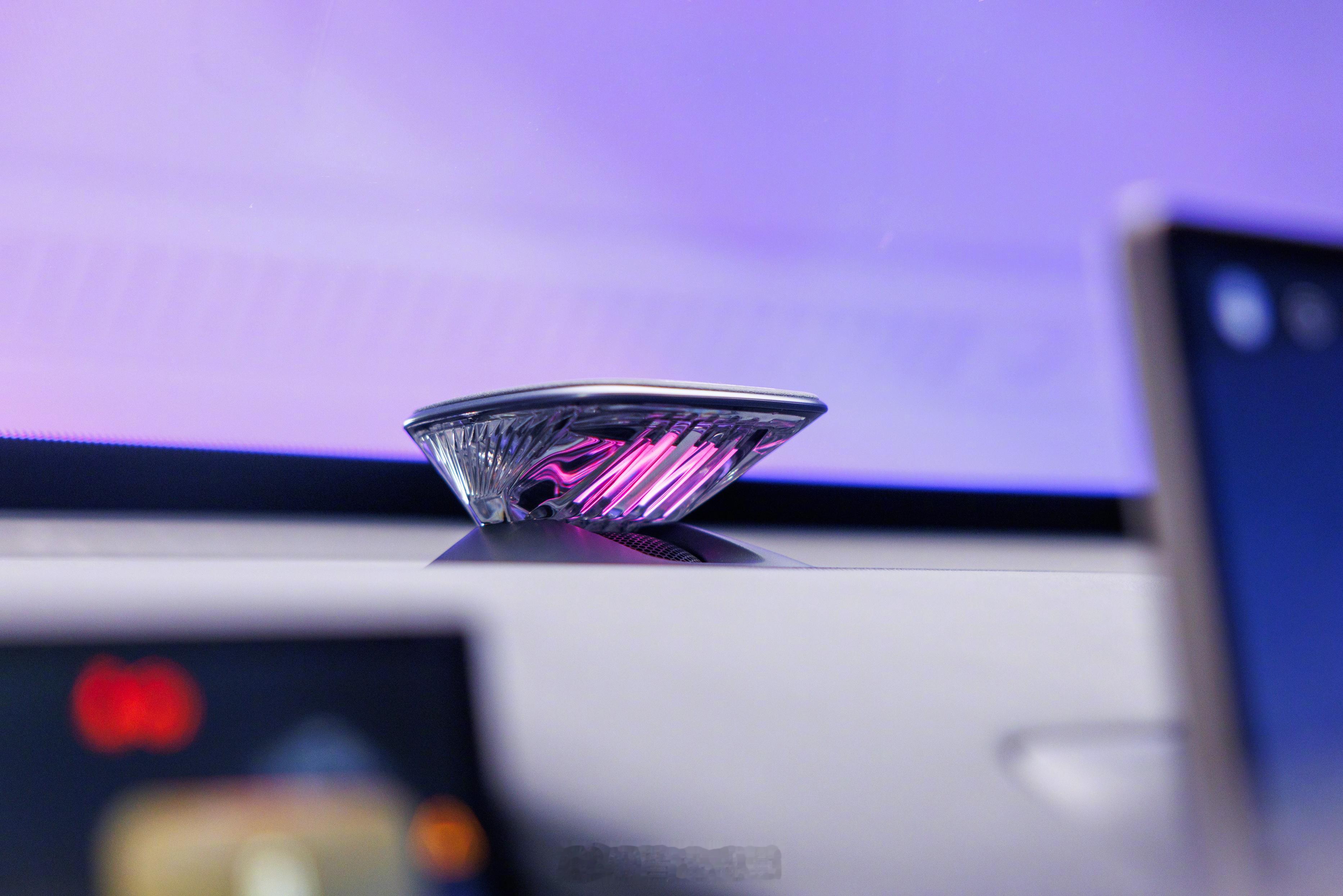 燃油车也要发力智能化了，今天日产发布了天籁的内饰，没想到也用上了鸿蒙座舱5。这也