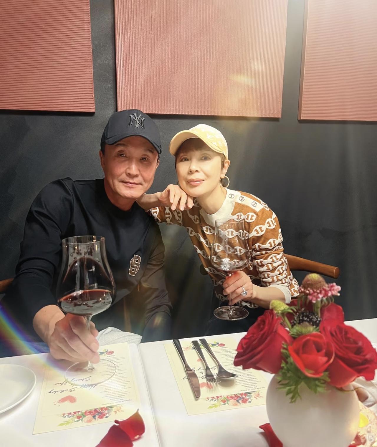“达康书记”、64岁的吴刚和老婆庆七夕，喝红酒送玫瑰花好浪漫，他老婆就是剧中的“