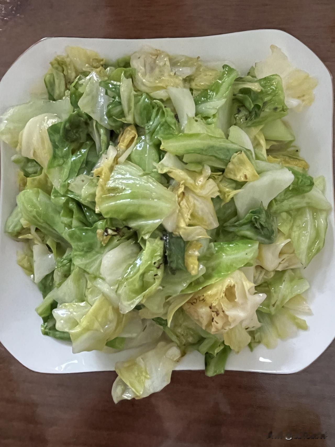 好友们晚上好！新周愉快，晚餐香香！今天的晚餐：素炒圆白菜馕包肉剩菜玉米