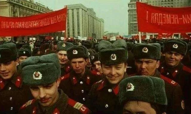 苏联解体前几年发生过一次雪灾，需要苏军帮助疏通铁路、运送木柴。但是戈尔巴乔夫和他