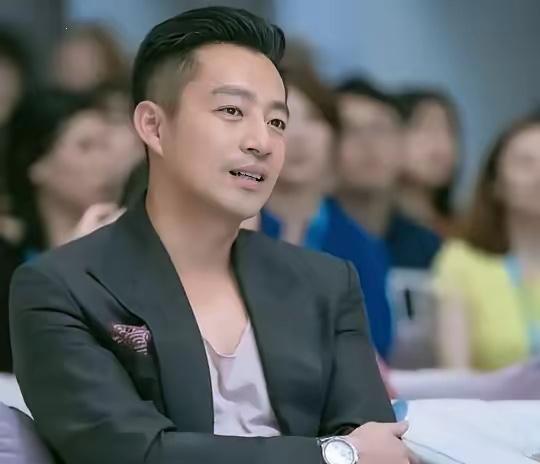 汪小菲一嗓子，喊散了麻六记的魂！​没人是真冲着那碗酸辣粉去的，大伙儿掏钱买单，