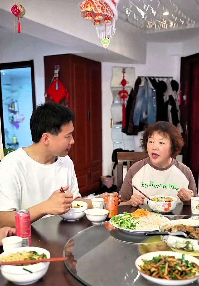 他蹲在儿童剧场后台，用牙咬断缝娃娃的线头。月薪八千，一年演112场，每张票只卖