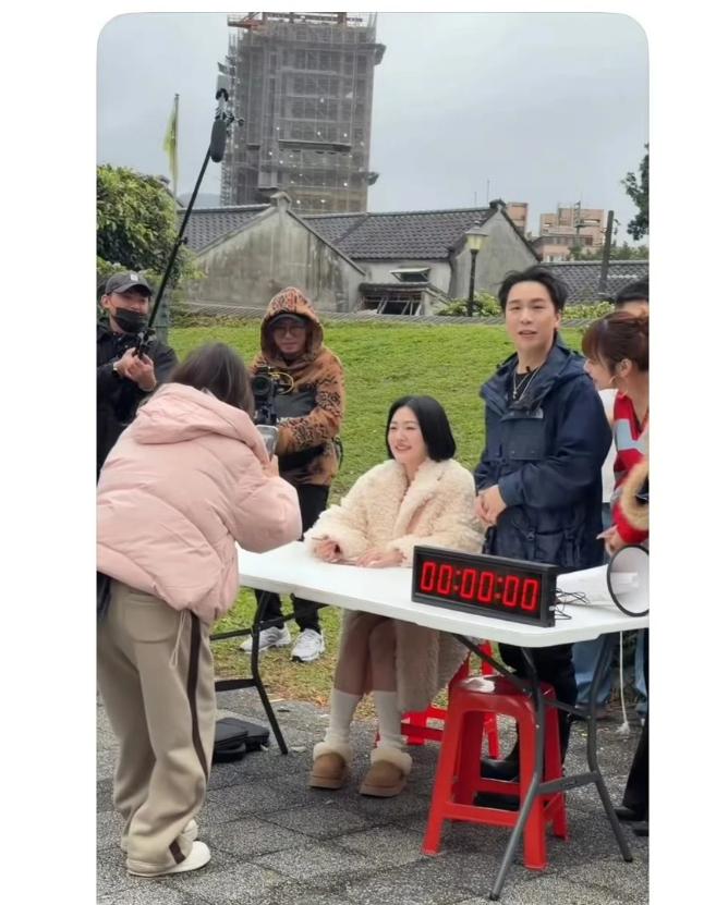 小s终于正式复出了，有人说这个复出仪式太寒酸了因为这就是一个很临时的决定，一