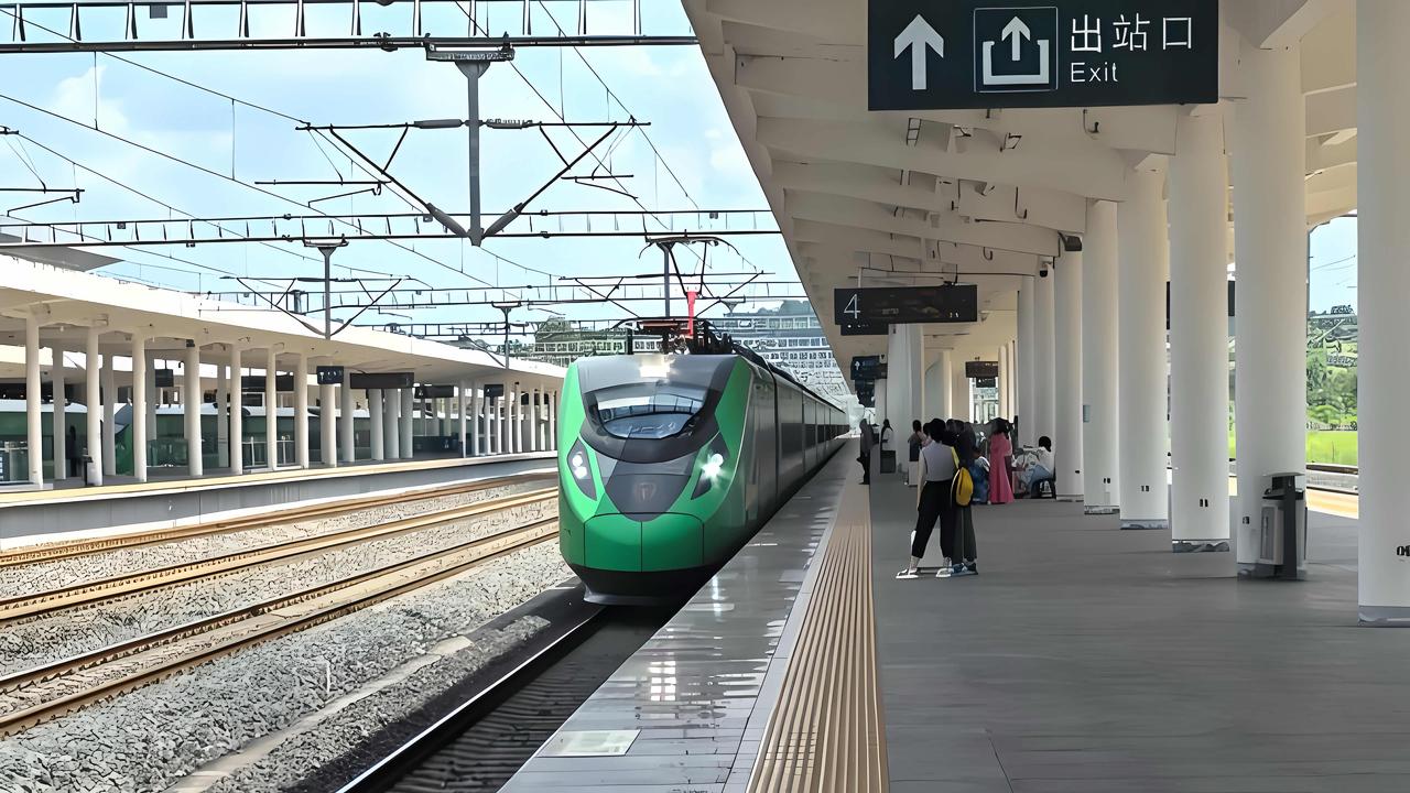 ［阆中首次开行始发直达兰州动车］2026年暑运将于7月1日正式启动。6月26