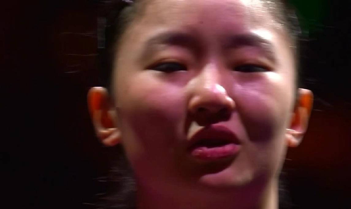 看看这个神情，一切已不言自喻！张本美和无奈扭头的背后，中国教练正在淡定地鼓掌。