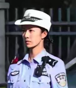 基层辅警的四大核心奉献维度：1，‌时间维度的超常坚守‌：放弃节假日与正常作息