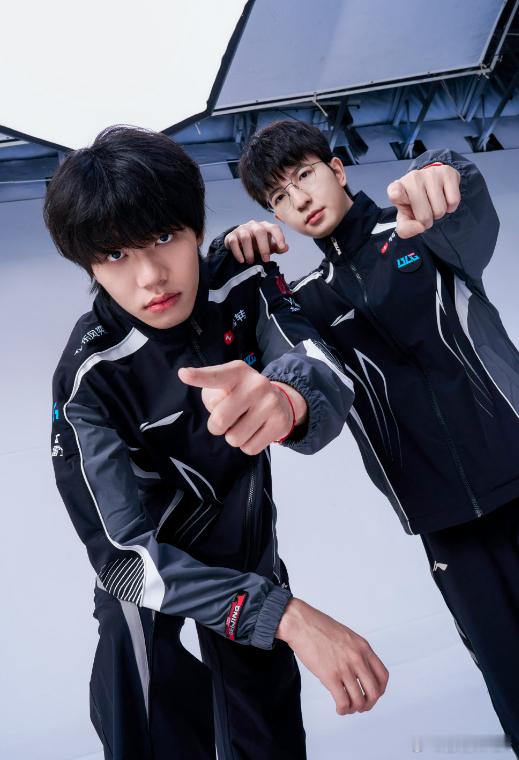在TES战胜100T、AL战胜GEN后，BLG也战胜了FNC，恭喜BLG拿到首胜