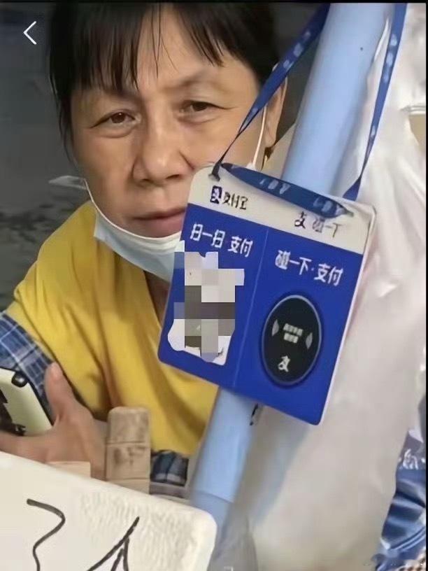 梅姨正脸梅姨真实长相和落网前照片曝光！不少网友坦言，曾经买过她摆摊售卖的芒果。