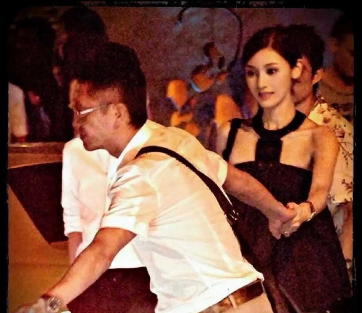 2007年，狗仔镜头下的许晋亨和李嘉欣！那时候李嘉欣已经37岁了，一件黑色无袖上