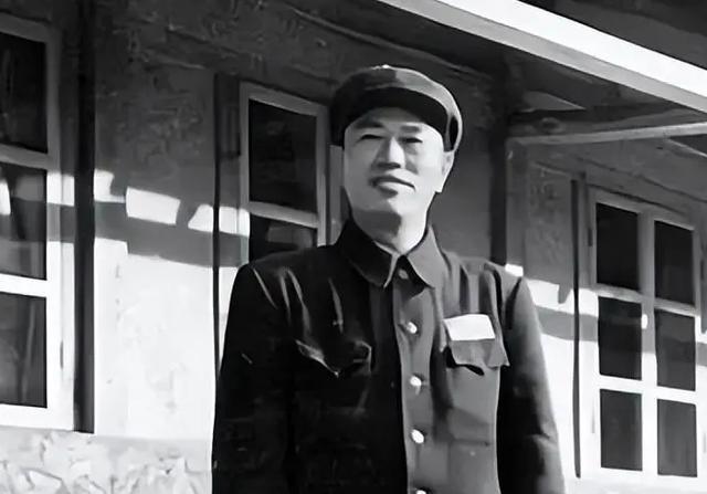 1936年，坐在主席台上的毛主席停下了讲话，伸手摸了摸自己的口袋，然后皱起眉头—