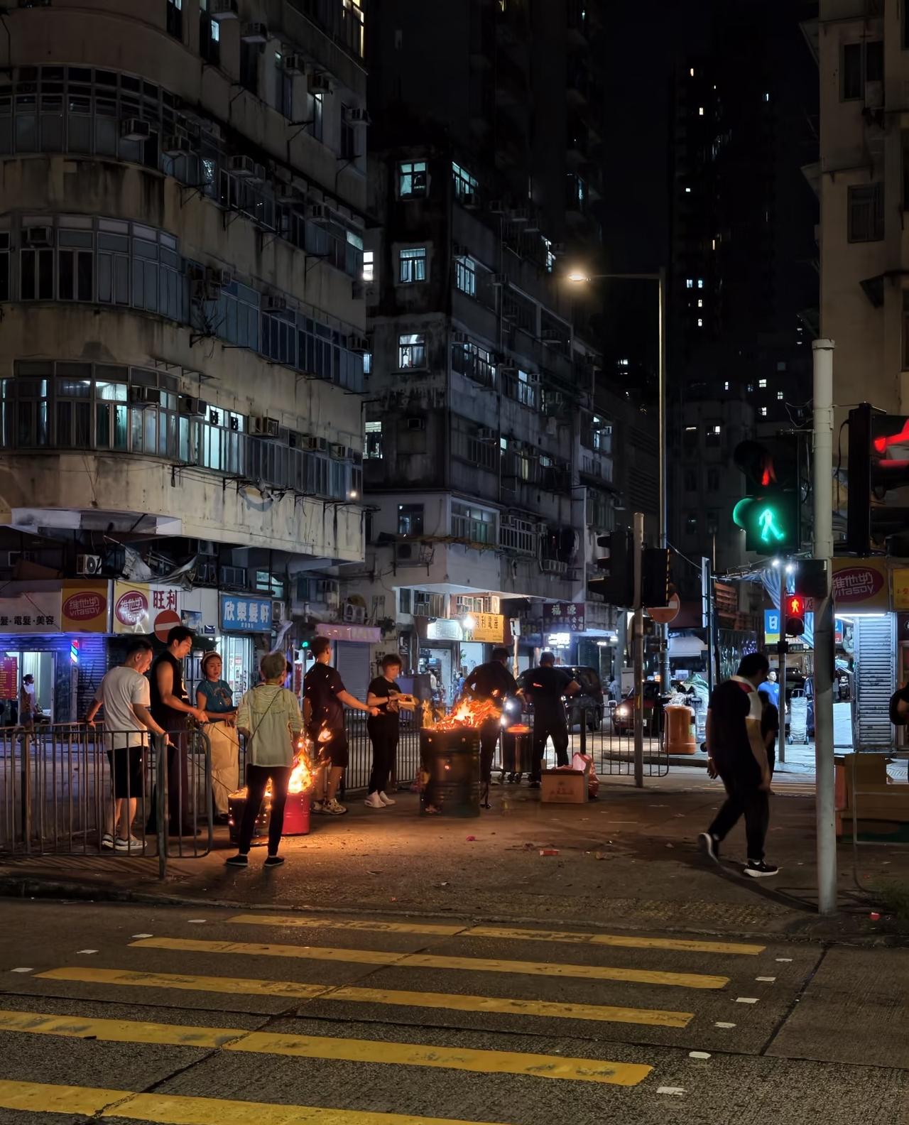 香港街头烧纸钱还没到七月半，已经开始烧了吗？七月十四