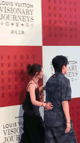 这个小姐姐火了！不过这火的方式实在让人不敢恭维，实在太没有边界感了，引导正