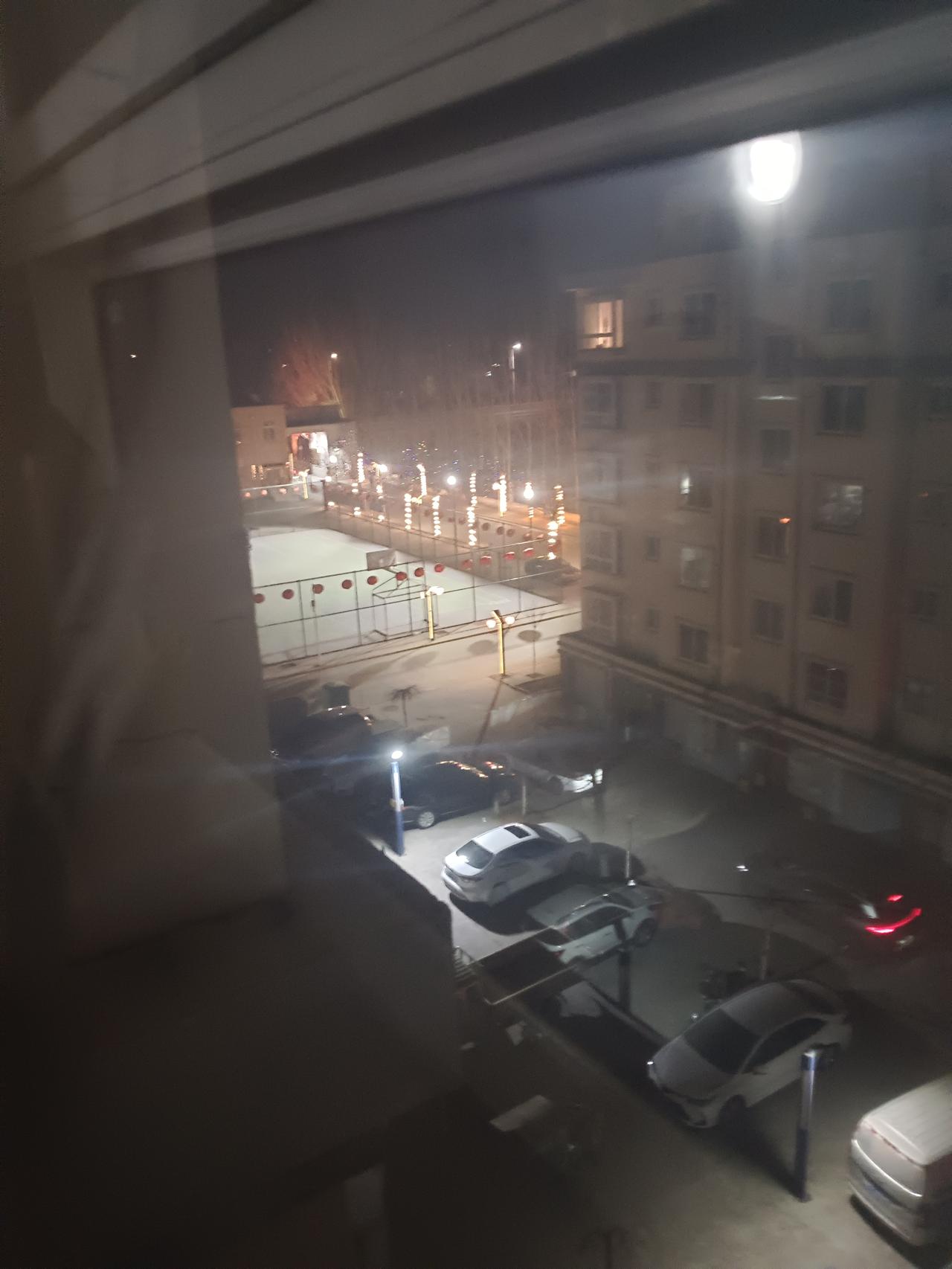 也许年轻人跟老一辈对过年的认知真的不一样了！今天碰到对门的刘婶见她在广场晒太阳