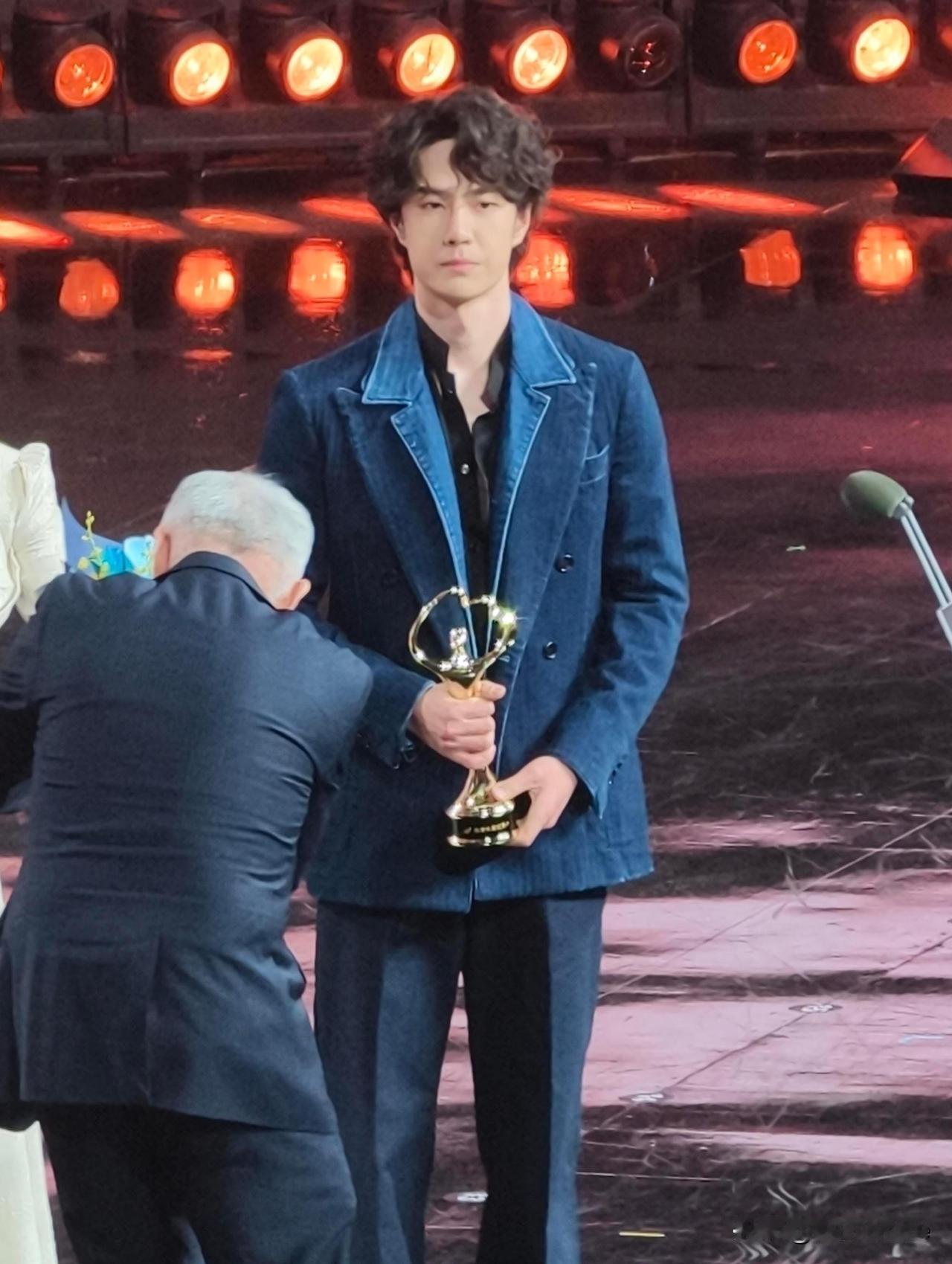 2月5日，王一博《探索新境2》获的🧣年度纪录片荣誉，实至名归！王一博发表获奖感