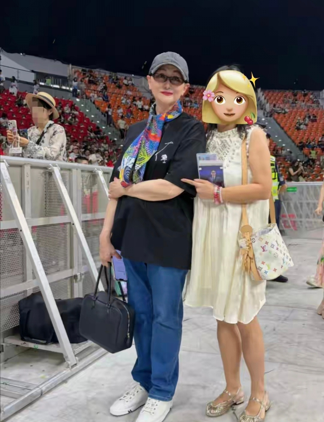 张智霖演唱会家人现身！陈小春助阵，袁咏仪状态真好，张智霖妈妈一点不像是70多岁的