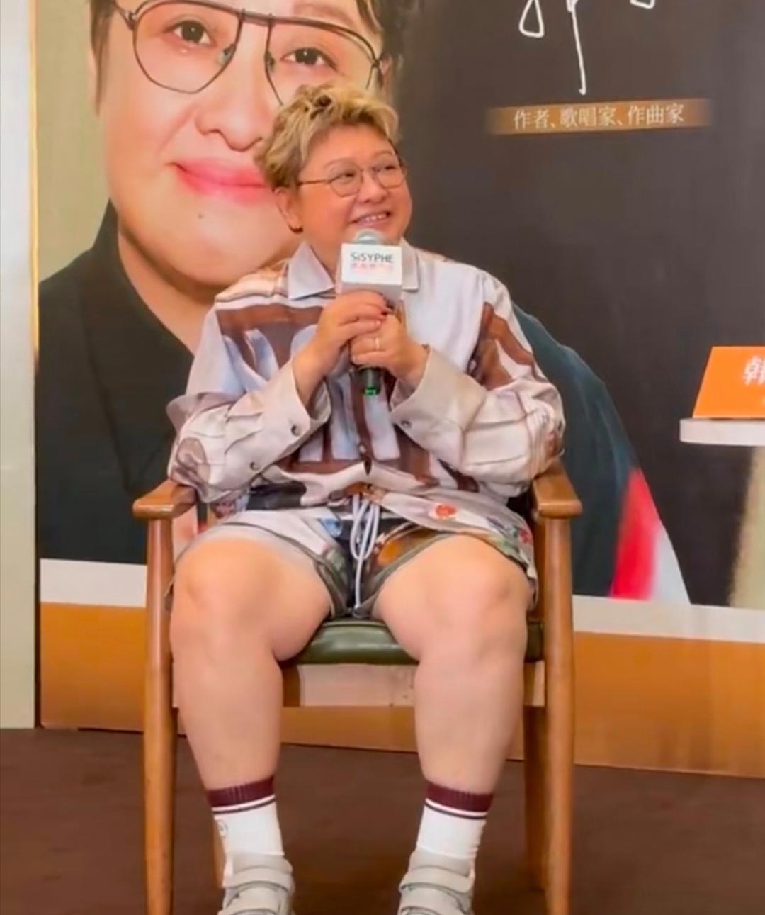 韩红到重庆开新书签售会，穿衣打扮一言难尽，好像暴发户，这头黄发太难看了！她的身形