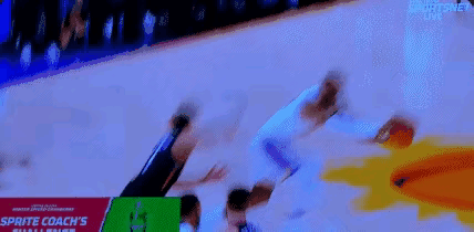 詹姆斯这个造犯规战术高明，知道你要犯规，直接就顺着起来投三分，正是靠这3个罚球命