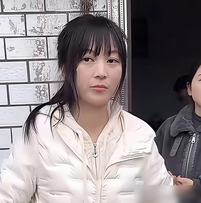 “呆呆”有三个特点迎合大众心理，所以她火了。其实就是因为这个博主在镜头前展现