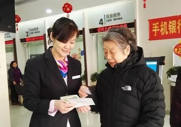 给外地亲儿子转账也要视频验证[捂脸哭][捂脸哭]妈妈今天给南京的弟弟转账6万银行