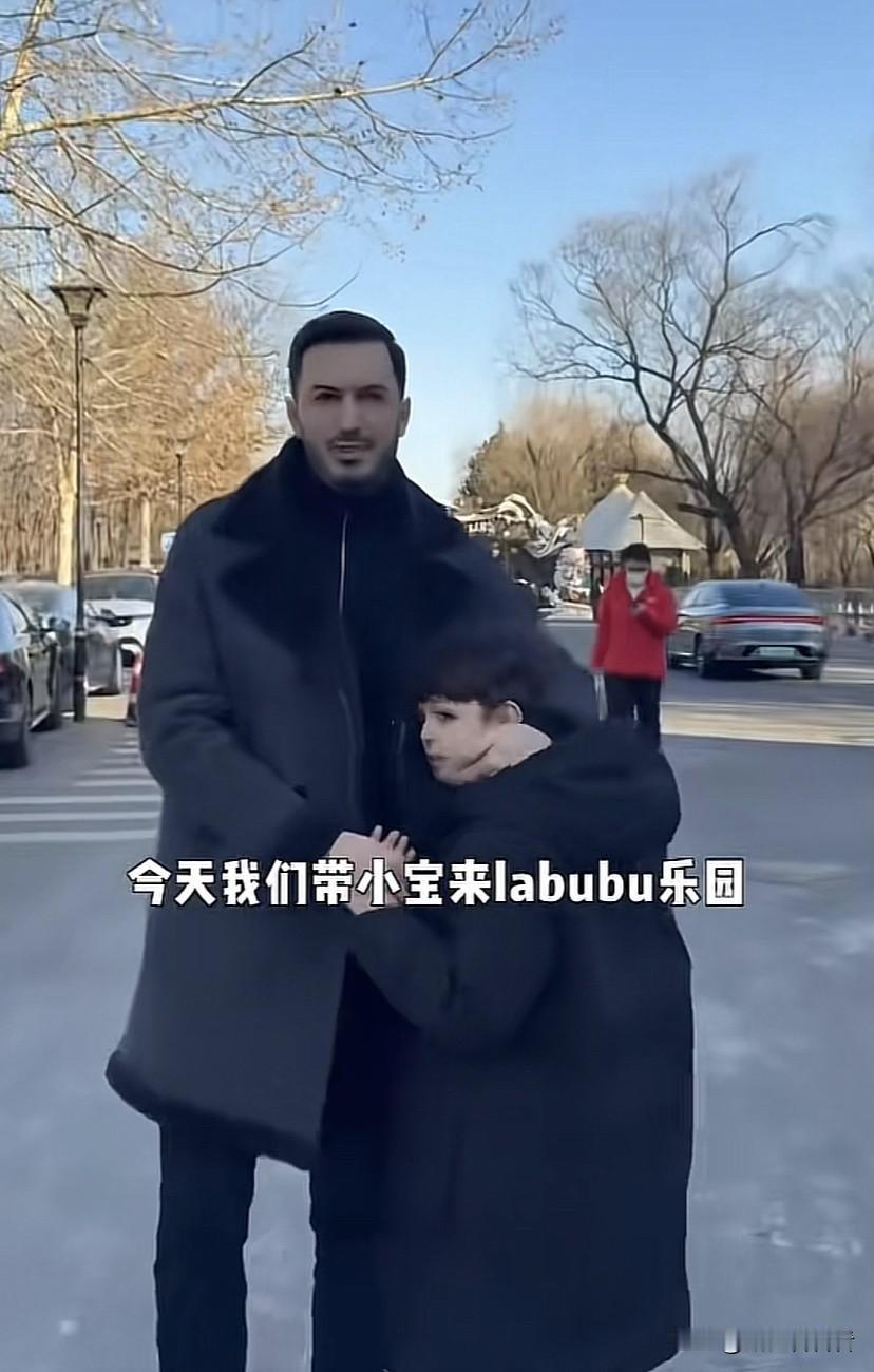 罗兰多带小宝去拉布布乐园，小宝玩的很开心，还买了很多纪念品，拿着手机让爸爸给拍照