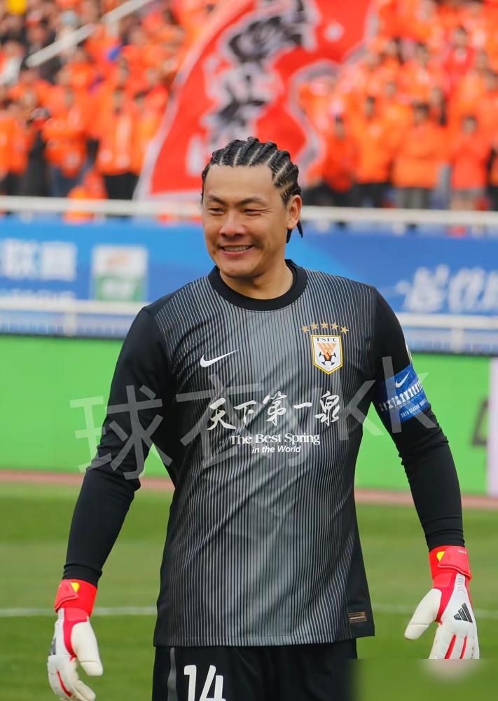 都别吹了，37岁的王大雷一份税前300万顶薪合同，直接撕碎了中国足球青训最后的遮