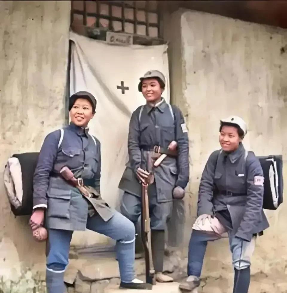 1944年的延安，这是真实的八路军女战士，并不是影视剧照。由于那时候抗战条件艰苦