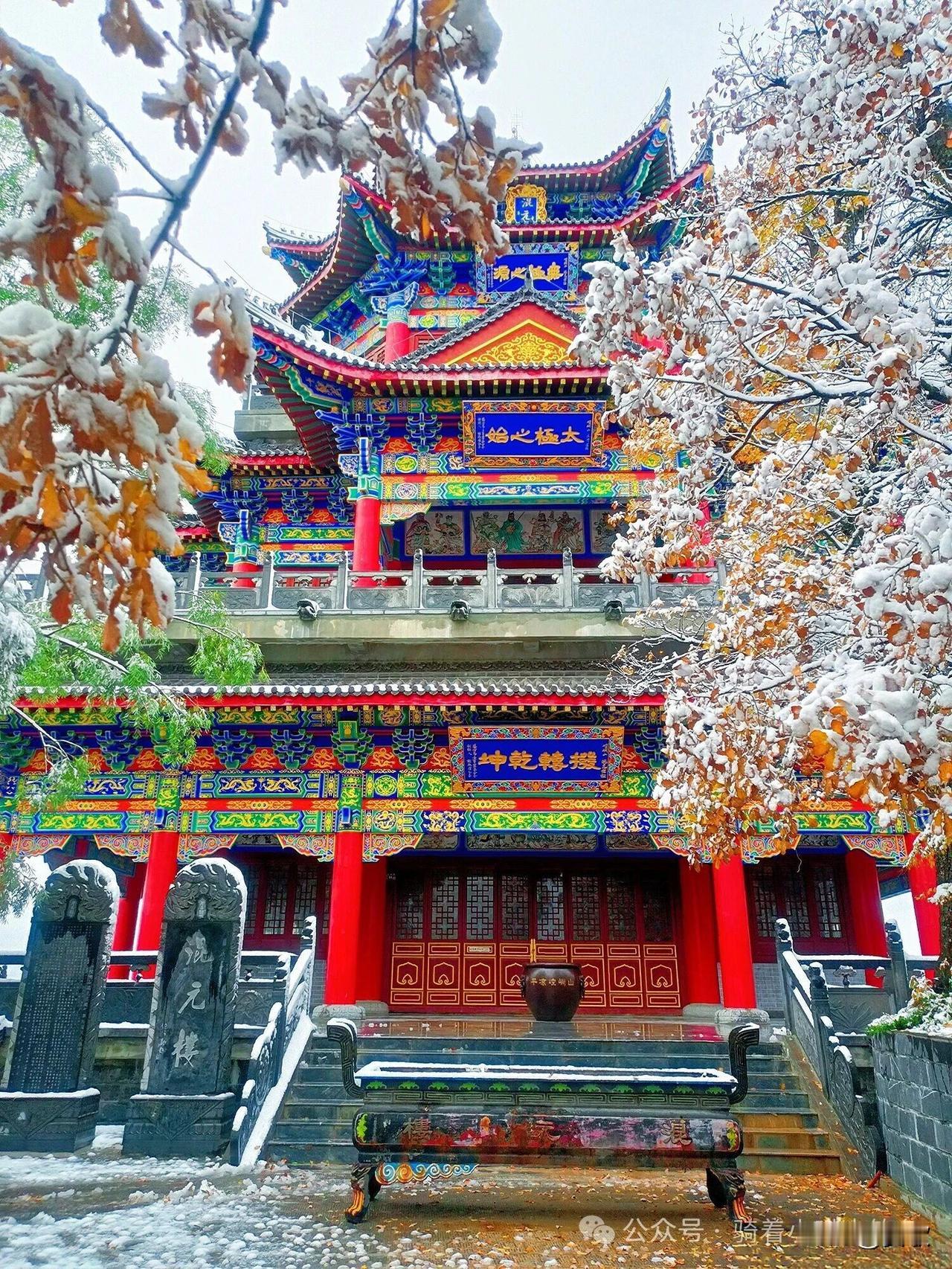 上联:飘飘瑞雪呈佳景下联:点点红梅映华堂横批:瑞气盈门