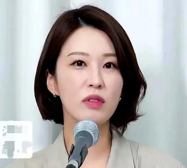 金文洙表示压力很大呀，李在明本来就是民调支持率领先，他身边又是拥有安贵玲能说会道