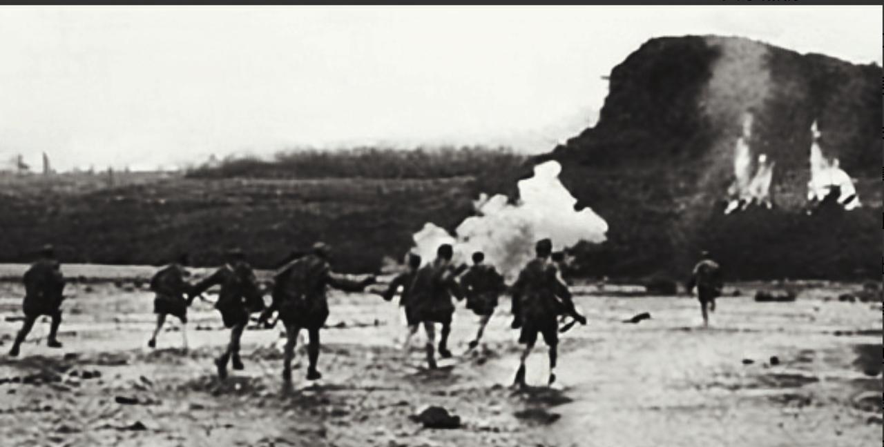 1951年，志愿军救护队冲上公路救伤员，听见山头传来叽里咕噜的英语吆喝声，抬头一