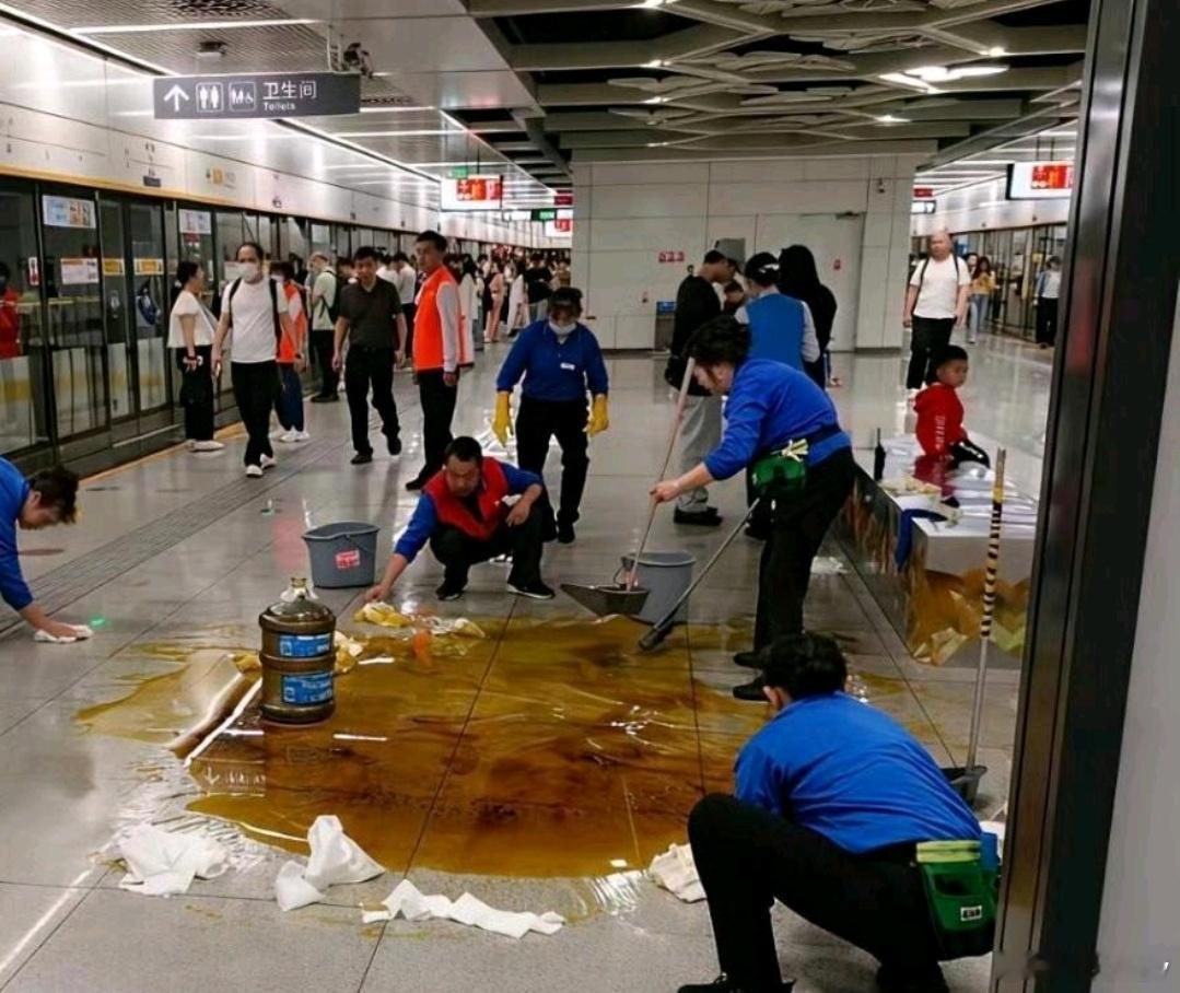 地铁的保洁天都要塌了。
