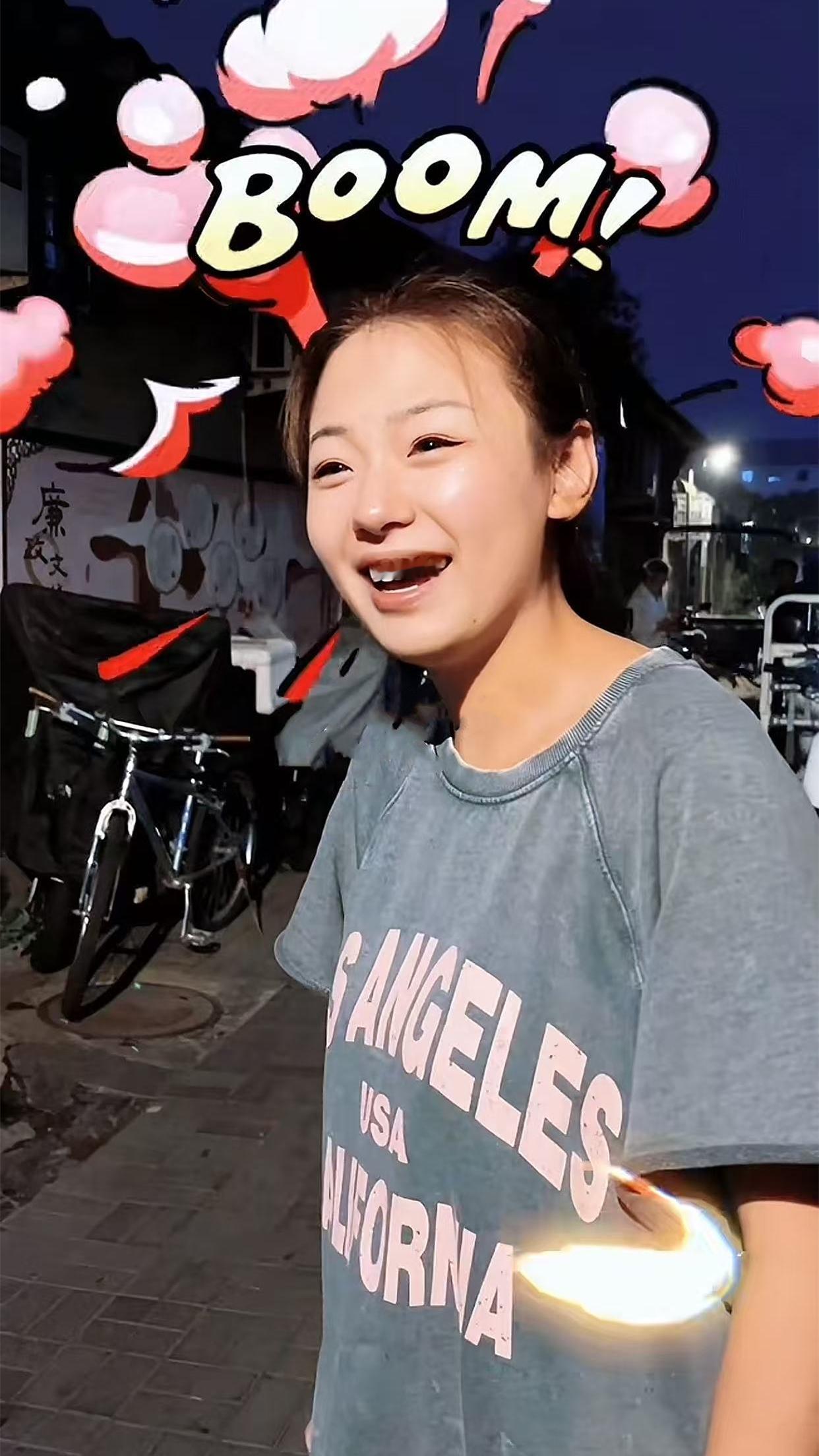 赵芸一在小剧场出类拔萃，也是德云社年轻演员中表现非常优秀的。和龙字科一起来的她，