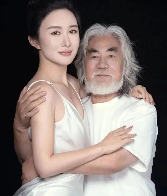 8月的热搜，简直就是流量密码：山西大同石窟里，74岁的张纪中抱着女儿，看着儿