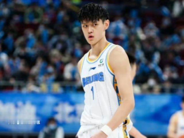 北京首钢宣布和锋线球员曾凡博续约啦。因为曾凡博家里突然出状况了，双方商量着把谈判