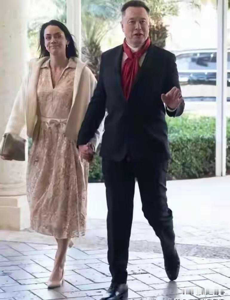 马斯克的审美波动很大嘛！老马孩子多孩子他妈也不少，不过老马找的妞大多颜值在线，很