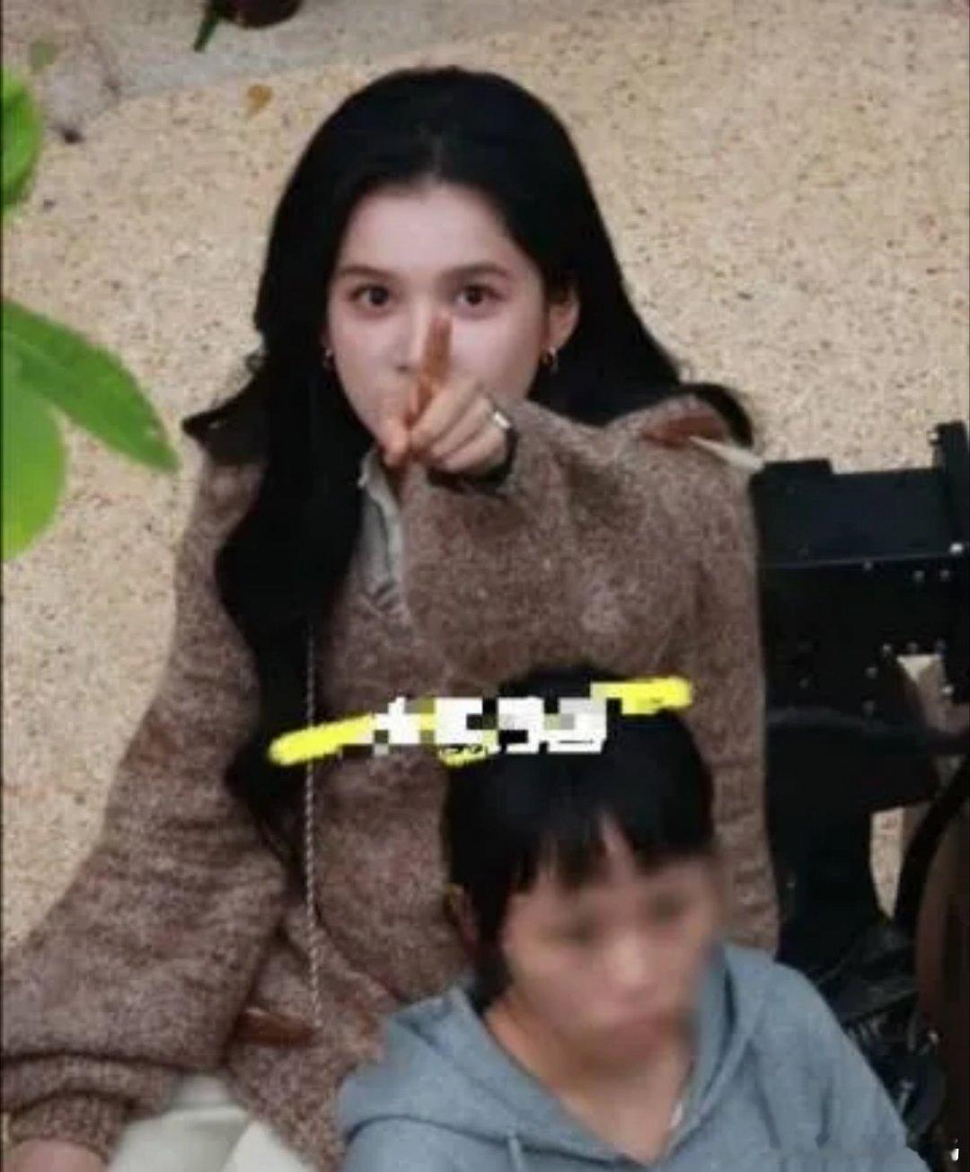 张婧仪发现树上有偷拍者，猛地抬头望去。死亡角度下，她的骨相美尽显，轮廓分明，线条