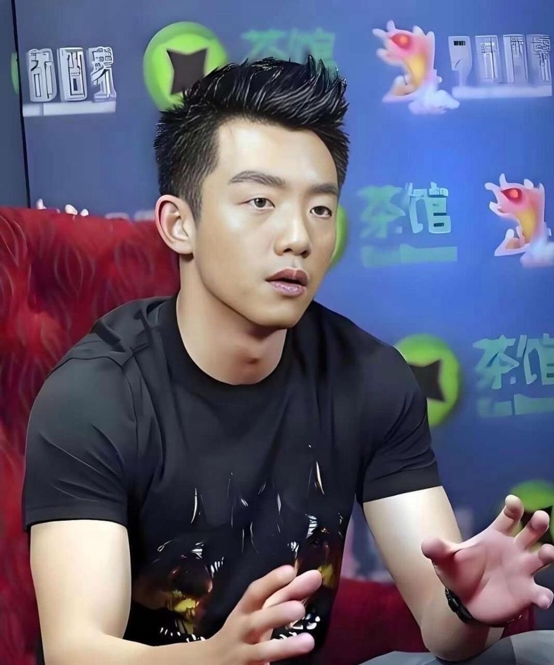 郑恺最近上节目聊到苗苗的易孕体质，表情又好笑又无奈。他直接说：“基本不做措施就中。”怀老大的时候，两