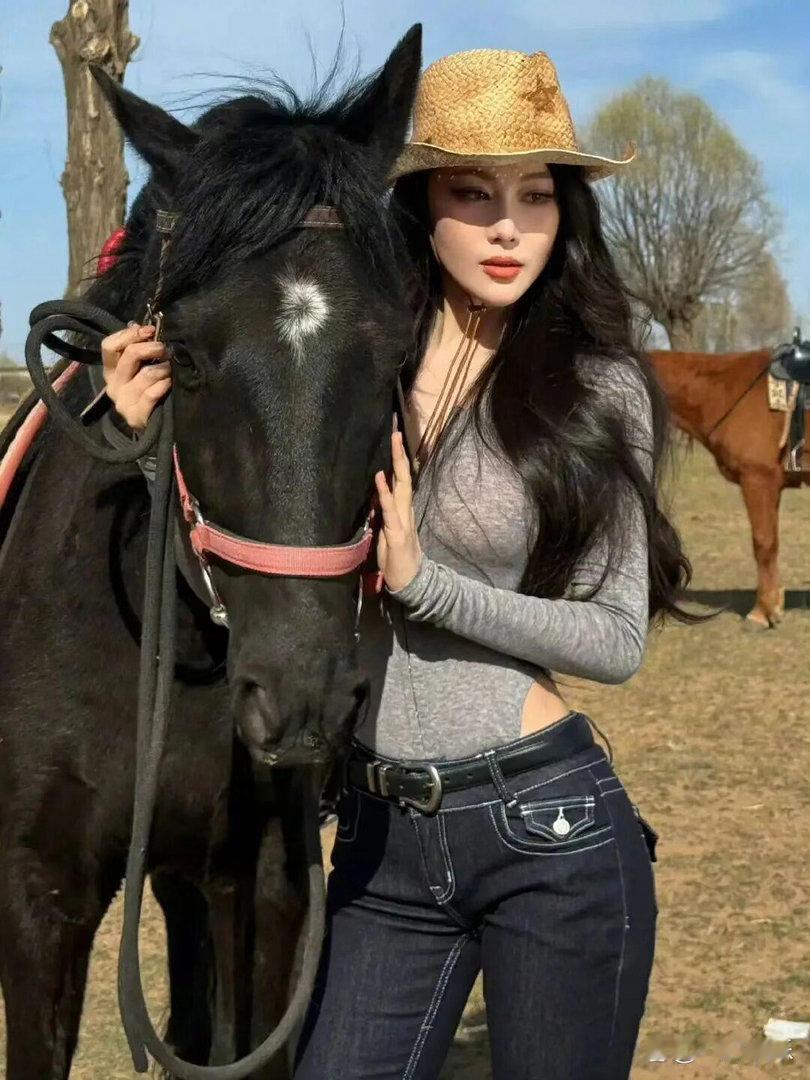 张馨予骑马写真流出，身姿飒爽火辣，又美又有气场。
