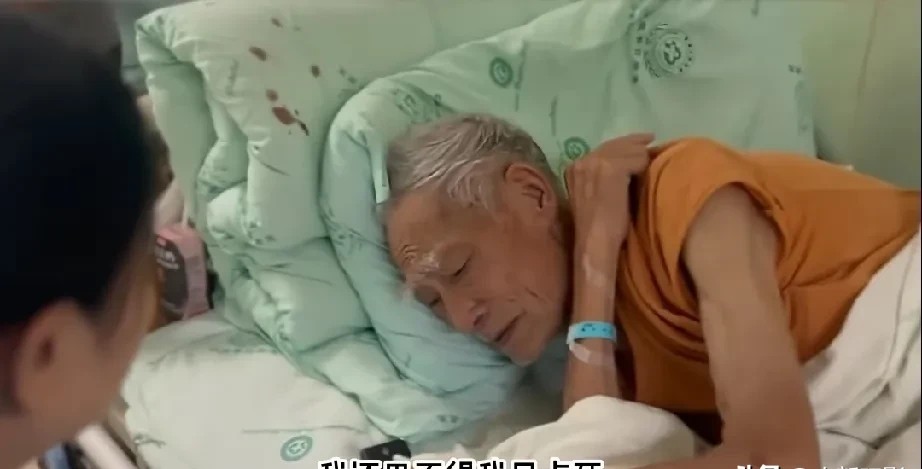 一位抗战老兵噙着泪说：“打日本鬼子的时候，我没有怕过，后来却落得这样的下场，我巴