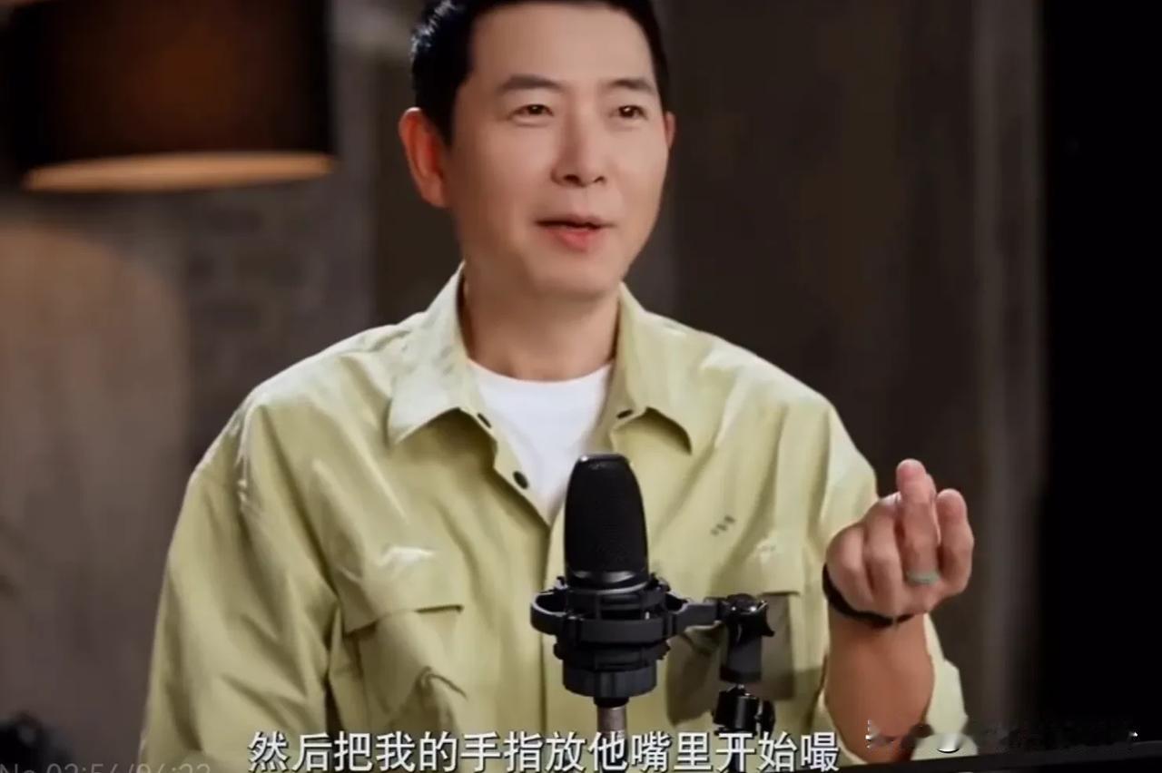 戴军说：“我当时在轻井泽，那条街上有好多店都在卖蜂蜜。我左右手都拿着一瓶蜂蜜在看