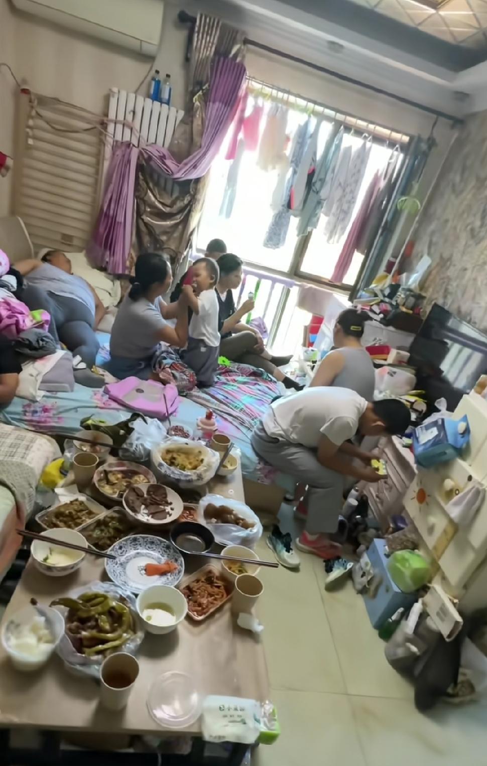 之前去邻居家串门真的惊到了，100平的三居室，半间客厅堆着老人攒的旧纸板、空矿泉