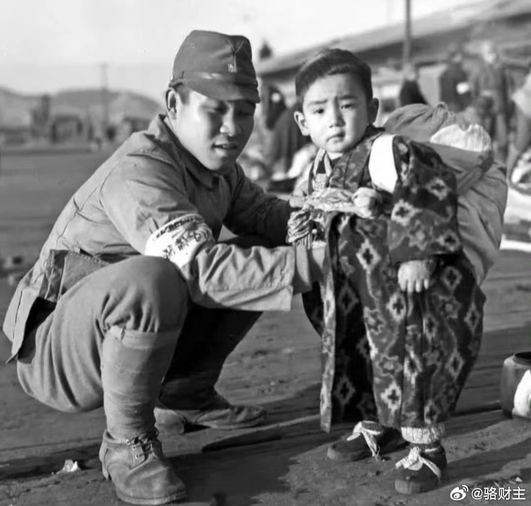 1945年，一名没死的鬼子回到日本新宿跟儿子的合影！你能想象到，就是这样的人，能