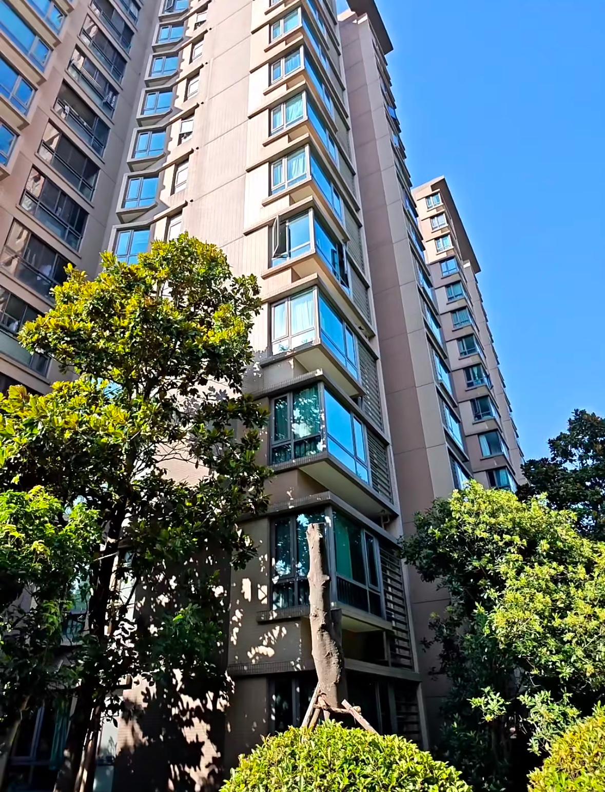 我一亲戚说他上海买的婚房，89平小三居，2025年3月买的，当时刚建成交付时是2