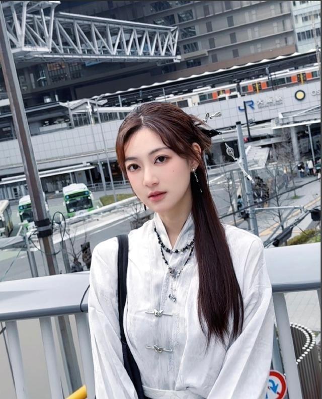 一个在日本生活了近11年的中国女性，已经拿到永住权了。她自称是“精日”——就是那