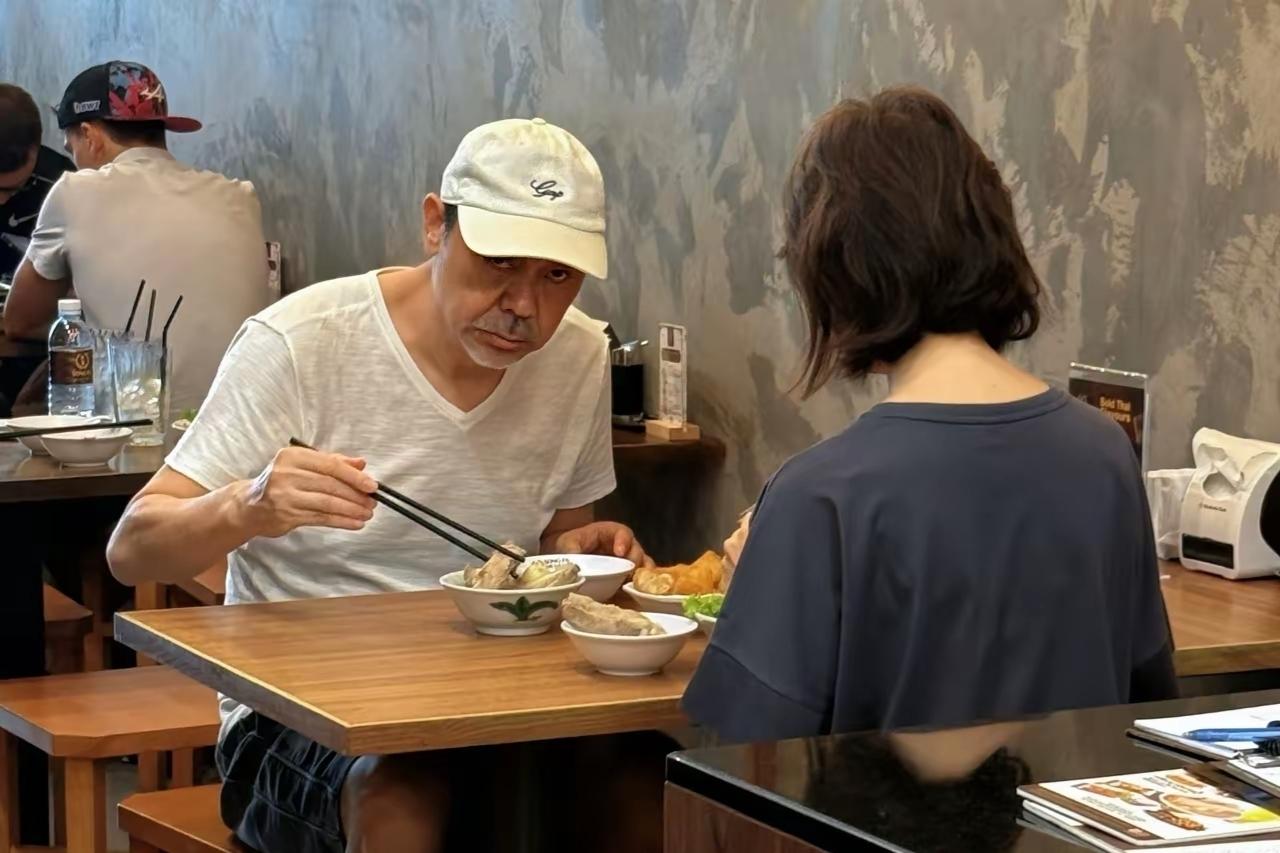 网友：近日香港演员刘青云和妻子郭蔼明到泰国旅游，在饭馆吃饭时被影迷认出了。看他的