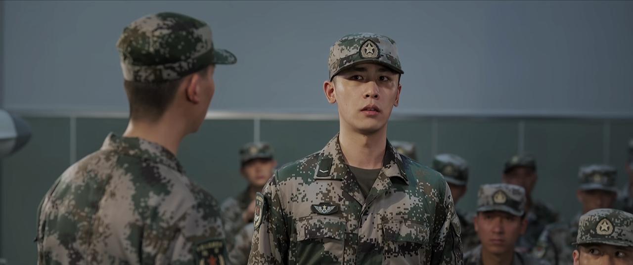 《兵自风中来》里面有一幕，让我挺感慨的！那就是教官上课，底下一个新兵在睡觉。
